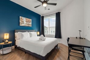 1 makuuhuone, työpöytä, silitysrauta/-lauta, vauvan matkasänky