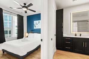 1 chambre, bureau, fer et planche à repasser, lit parapluie