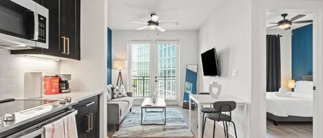 ثلاجة، ميكروويف، فرن، موقد طهي مسطح