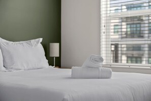 1 slaapkamer, een bureau, een strijkplank/strijkijzer, reisbedje