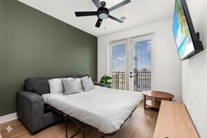 1 slaapkamer, een bureau, een strijkplank/strijkijzer, reisbedje