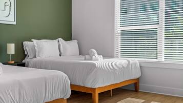 2 soveværelser, skrivebord, strygejern/strygebræt, weekendseng