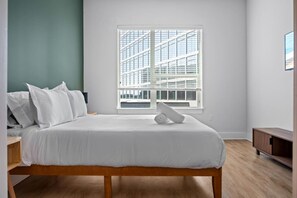 2 habitaciones, escritorio y tabla de planchar con plancha 