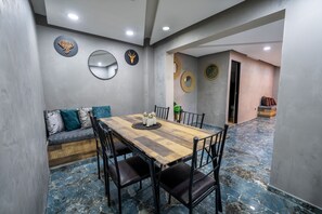 Dining - 6 bedroom with Jacuzzi 1 block from LLeras P5 (Medellín)