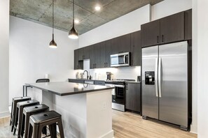 Réfrigérateur, micro-ondes, four, plaque de cuisson