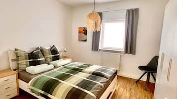 1 quarto, escrivaninha, ferros/tábuas de passar roupa, Wi-Fi de cortesia