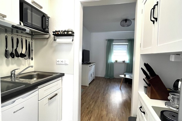 Een koelkast, een microgolfoven, een kookplaat