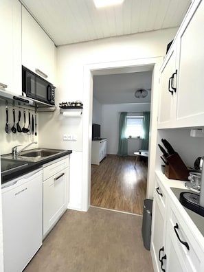 Refrigerador, microondas, parrilla de estufa y cafetera y tetera