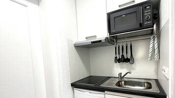 Kühlschrank, Mikrowelle, Herdplatte, Wasserkocher mit Kaffee-/Teezubehör