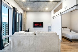 1 habitación, escritorio, tabla de planchar con plancha y wifi