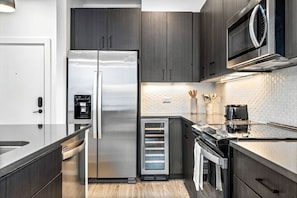 Fridge, microwave, oven, stovetop - The Perfect 2BD in Channelside District! (Tampa)