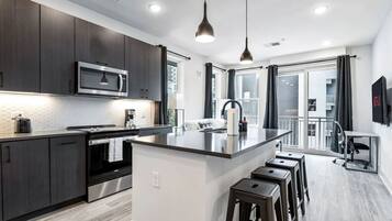 Refrigerador, microondas, horno y parrilla de estufa