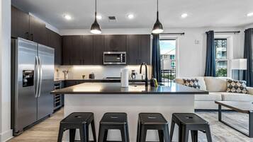 Een koelkast, een microgolfoven, een oven, een kookplaat