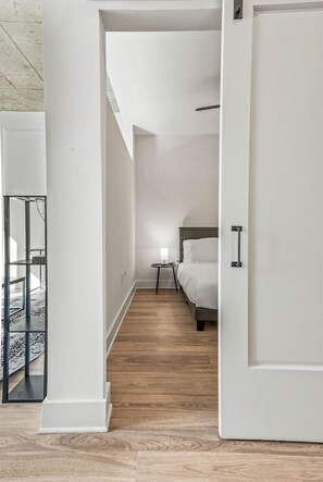 Desk, iron/ironing board, WiFi, bed sheets