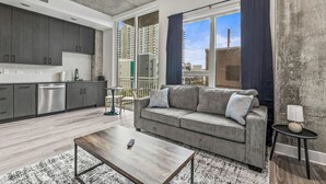 Un apartamento moderno con cocina, sala de estar y balcón.