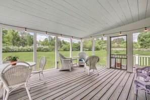 Outdoor dining - Terrific 3-bedroom cottage with AC in charming Cavendish (Cavendish)