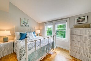 3 bedrooms, iron/ironing board, travel crib, free WiFi - Terrific 3-bedroom cottage with AC in charming Cavendish (Cavendish)