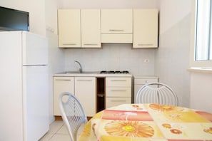 Basic Apartment | Private kitchen