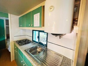 Basic Mobile Home, Patio | Private kitchen