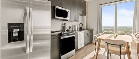 Réfrigérateur, micro-ondes, four, plaque de cuisson