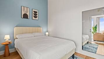 1 dormitorio, escritorio, tabla de planchar con plancha y wifi