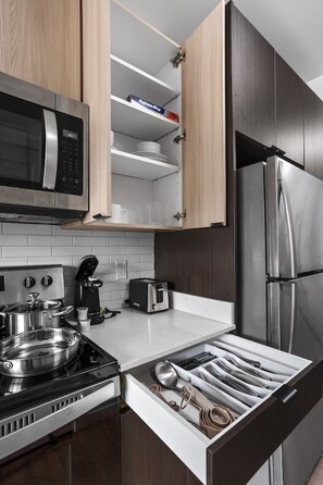 Refrigerador, microondas, horno y parrilla de estufa