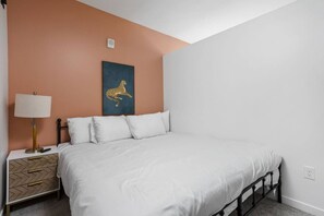 1 habitación, escritorio, tabla de planchar con plancha y wifi 