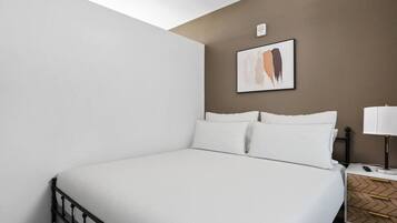 1 slaapkamer, een bureau, een strijkplank/strijkijzer, wifi
