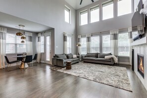 Smart-TV, Kamin, DVD-Player, Stereoanlage