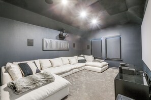 Smart-TV, Kamin, DVD-Player, Stereoanlage