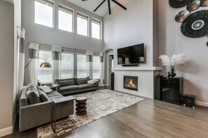 Een smart-tv, een open haard, een dvd-speler en een stereo