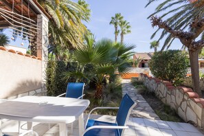 Outdoor dining - Holiday Home 'La Capelle 4 Personnes 349' with Shared Pool, Wi-Fi and Air Conditioning (Roquefort-des-Corbières)