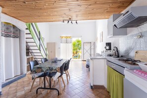 Fridge, microwave, oven, stovetop - Holiday Home 'La Capelle 4 Personnes 349' with Shared Pool, Wi-Fi and Air Conditioning (Roquefort-des-Corbières)