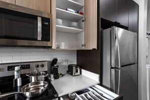 Réfrigérateur, micro-ondes, four, plaque de cuisson