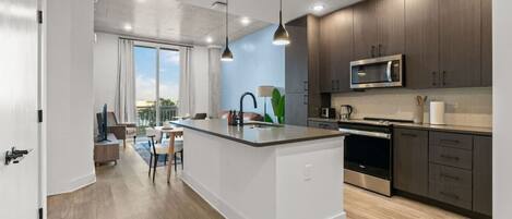 Kjøleskap, mikrobølgeovn, ovn og kokeplater