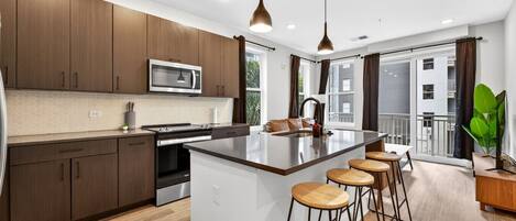 冷蔵庫、電子レンジ、オーブン、コンロ