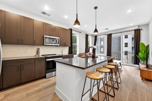 Refrigerador, microondas, horno y parrilla de estufa 