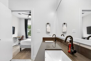 2 bedrooms, desk, iron/ironing board, WiFi - Upscale 2BR Stay | Minutes from Convention Center (Tampa)