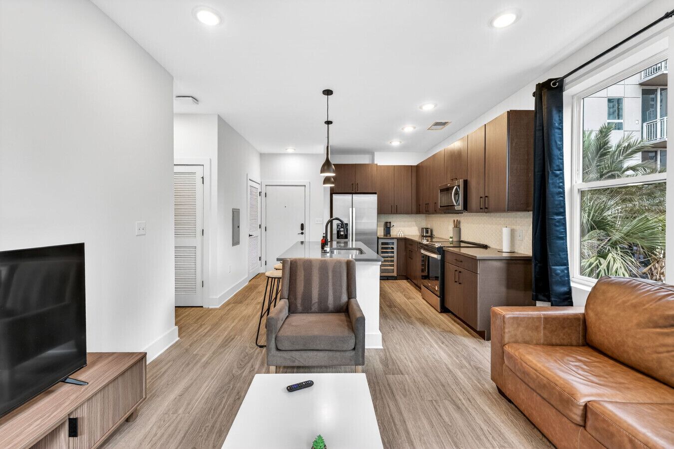 Un apartamento moderno con sala de estar, cocina y comedor.