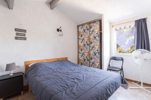 2 bedrooms, iron/ironing board, WiFi - Holiday Home 'La Capelle 2 Bedrooms 347' with Shared Pool, Wi-Fi and Air Conditioning (Roquefort-des-Corbières)