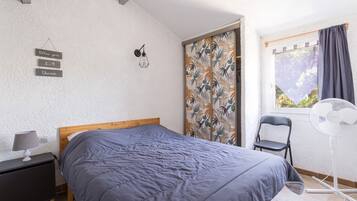 2 bedrooms, iron/ironing board, WiFi