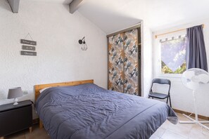 2 bedrooms, iron/ironing board, WiFi