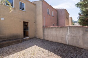 Exterior - Holiday Home 'La Capelle 2 Bedrooms 347' with Shared Pool, Wi-Fi and Air Conditioning (Roquefort-des-Corbières)