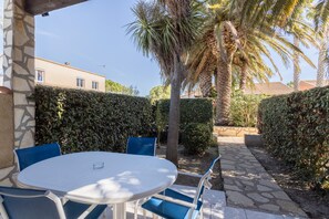 Outdoor dining - Holiday Home 'La Capelle 2 Bedrooms 347' with Shared Pool, Wi-Fi and Air Conditioning (Roquefort-des-Corbières)