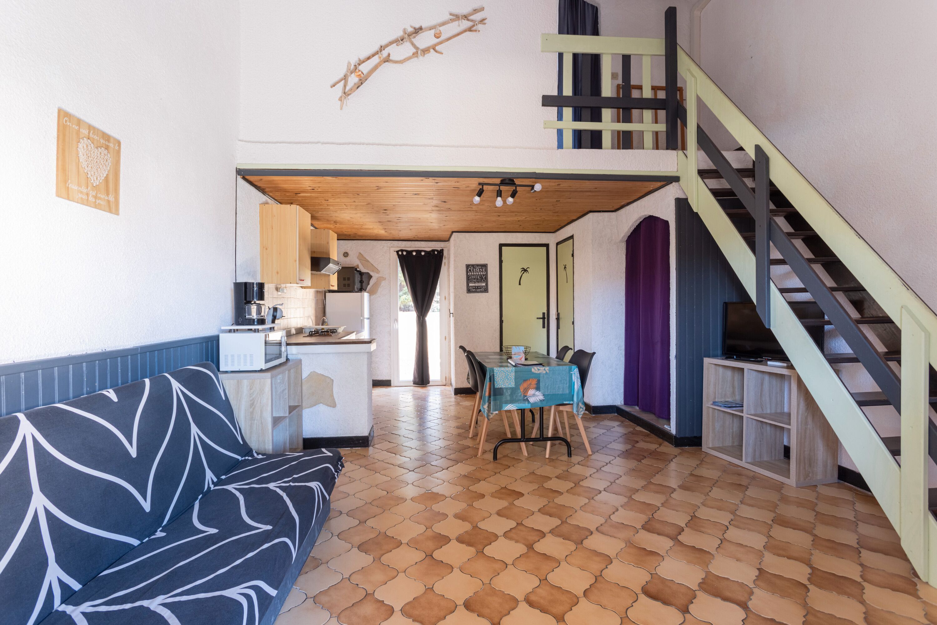 テレビ、卓球台