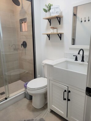 Dusche, Handtücher, Seife, Toilettenpapier