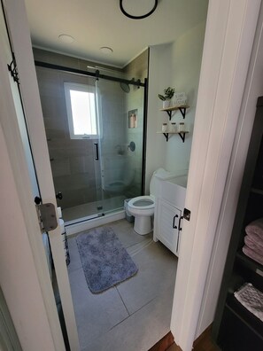 Dusche, Handtücher, Seife, Toilettenpapier