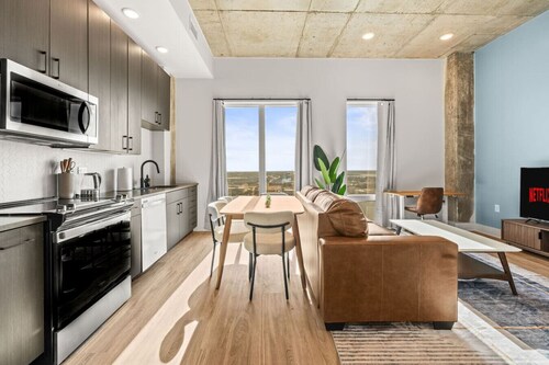 Stylish Channelside Apt | Walk to Downtown Fun