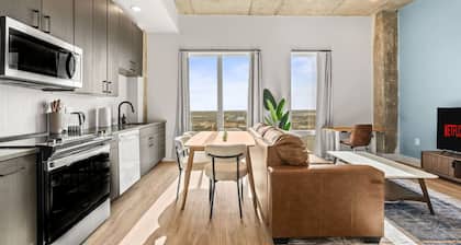 Stylish Channelside Apt | Walk to Downtown Fun