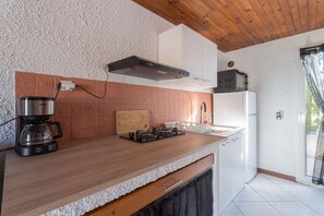 Geladeira, micro-ondas, fogão, cooktop
